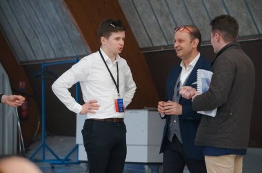 Palavas-les-Flots, Fransa - 6 Nisan 2024 - Genç fotoğrafçı Pierre Galan ve etkinlik direktörü Olivier Ubeda ve Nesil Başkanı Zemmour Stanislas Rigault, başkanları E. Zemmour 'un mitinginde