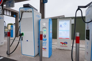 La Palme, Fransa - 6 Nisan 2024 - Narbonne yakınlarındaki A9 otoyolu yakınlarındaki Catalane La Palme-Est Dinlenme Bölgesi 'nde TotalEnergies tarafından işletilen elektrikli araçlar için ödeme terminali olan modern bir şarj istasyonu