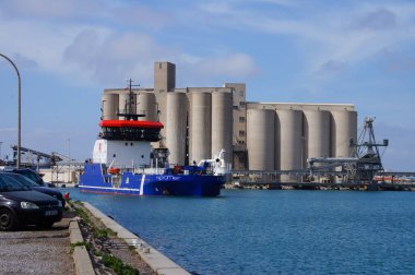 Port-la-Nouvelle, Fransa - 5 Nisan 2024 - Ste 'de görevlendirildikten birkaç saat sonra Fransa' da Piriou tarafından üretilen, hidrojenle çalışan hidrojen takviyeli bir süpürge.