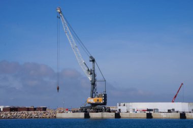 Port-la-Nouvelle, Fransa - 5 Nisan 2024 - Alman Liebherr seyyar deniz vinci Akdeniz kıyısında, ticari limanın derin sularının genişletilmesi için yapılan çalışmalar sırasında