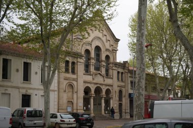 Narbonne, Fransa - 6 Nisan 2024 - 20. yüzyılın başlarında yerel papazlar tarafından açılan Protestan Tapınağı 'nın taş cephesi, Condorcet Caddesi' nde, tren istasyonunun yakınında yer almaktadır.