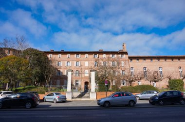 Gaillac, Fransa - 1 Şubat 2024 - Ortaçağ dini bir tarikata mensup eski Saint-Andre komutanlığının tuğla cephesi ve giriş kapısı; klasik, tuğladan bir mimari içerir.