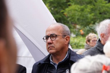 Toulouse, Fransa - 17 Nisan 2024 - Belediye Başkan Yardımcısı Djillali Lahiani Belediye Başkanı Moudenc komutasındaki belediye ekibinin 10. yıldönümü için Şehir Konseyi tarafından düzenlenen bir serginin açılışına katıldı