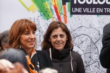 Toulouse, Fransa - 17 Nisan 2024 - Belediye başkan yardımcıları Marion Lalane-de Laubadre ve Laurence Katzenmayer belediye takımının 10. kuruluş yıldönümü için düzenlenen serginin açılışına katıldılar