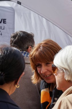 Toulouse, Fransa - 17 Nisan 2024 - Belediye Başkan Yardımcısı Marion Lalane-de Laubadre belediye takımının 10. kuruluş yıldönümü için düzenlenen bir serginin açılışında vatandaşlarla sohbet ediyor