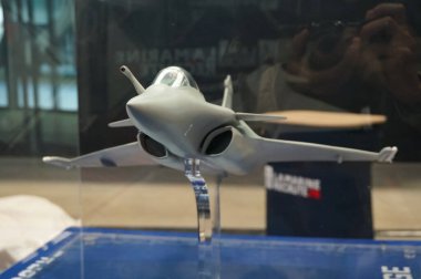 Aussonne, Fransa - 18 Nisan 2024 - Toulouse Uluslararası Fuar Fuarı 'nda sergilenen Fransız Donanması' na ait bir standın içindeki Dassault Rafale savaş uçağının ölçekli modeli