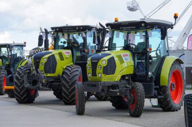 Aussonne, Fransa - 18 Nisan 2024 - Atos 340 ve Arion 630, Toulouse Uluslararası Fuarı 'nda sergilenen Claas (eski Renault) Fransız şubesi tarafından Le Mans' ta üretilen iki tarım traktörü.