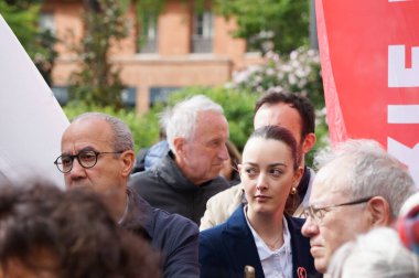 Toulouse, Fransa - 17 Nisan 2024 - Belediye Başkan Yardımcısı Djillali Lahiani bir açık hava sergisinin açılışına katıldı; solunda etkinliği düzenleyen Toulouse Metropole 'un genç bir çalışanı yer alıyor.