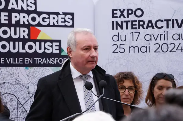 フランス トゥールーズ 2024年4月17日 トゥールーズ市長とトゥールーズ メトロポール ジャン ルック ムーデンクが 彼の自治体チームの10周年記念に開催された展覧会の開会式で演説した — ストック写真