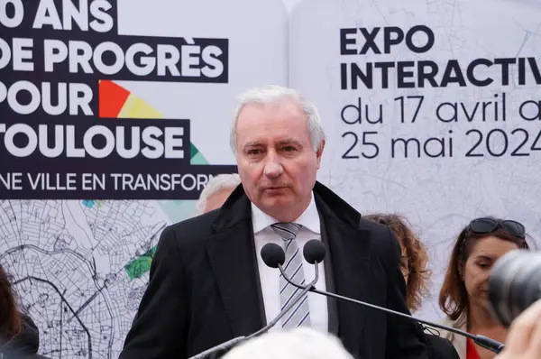 フランス トゥールーズ 2024年4月17日 トゥールーズ市長とトゥールーズ メトロポール ジャン ルック ムーデンクが 彼の自治体チームの10周年記念に開催された展覧会の開会式で演説した — ストック写真