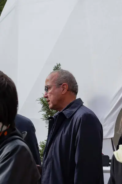 フランス トゥールーズ 2024年4月17日 副大統領ジリャリ ラヒャニは ムーデン市長の下で市議会の10周年を記念して開催された展覧会のオープニングに参加します — ストック写真