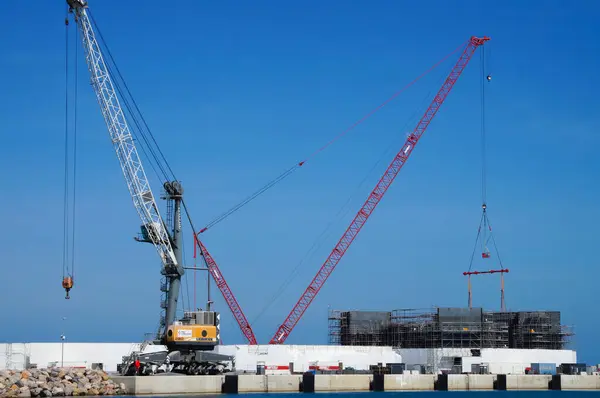 ポートラ ヌーヴェル フランス 2024年4月6日 地中海のポートラ ヌーヴェルの商業港の拡張のための建設現場のモバイルハーバークレーンとルーフィングジブクレーン — ストック写真