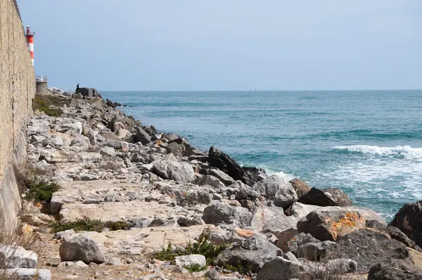 ポルト ヌーヴェルの商業港 地中海 フランスの南部を保護する石造りのモールの岩石 背景には 部分的に 破壊水の上に隠れています 灯台です — ストック写真