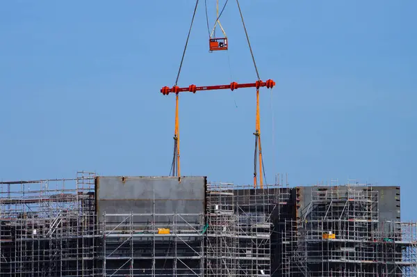 ポートラ ヌーヴェル フランス 2024年4月6日 ロードは 商業港の延長場所に足場を構築した構造の上のタワークレーンから掛かるケーブルでホイストされています — ストック写真
