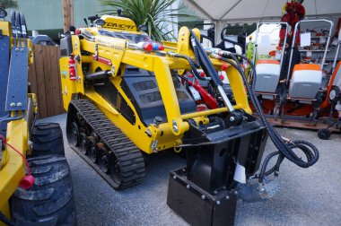 Aussonne, Fransa - 18 Nisan 2024 - Japon Kubota dizel motorları gibi çeşitli üreticilerin parçalarıyla ABD 'li Tomcat Donanım Şirketi tarafından monte edilen stand-on-steer mini pist yükleyicisi