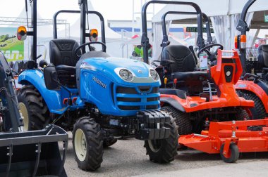 Aussonne, Fransa - 19 Nisan 2024 - Japon üretici Kubota 'nın Toulouse Uluslararası Fuarı sırasında fuar merkezinde sergilenen hafif tarım traktörleri ve çim biçme makineleri