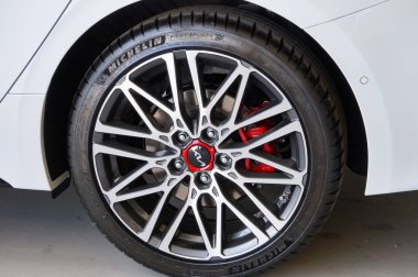 Aussonne, Fransa - 19 Nisan 2024 - Koreli otomobil üreticisi Hyundai tarafından üretilen ve Fransız üretici Michelin 'in lastikleriyle donatılmış beyaz bir Kia Proceed' in ön tekerleğinin ayrıntıları