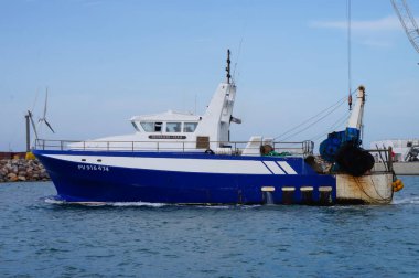Port-la-Nouvelle, Fransa - 5 Nisan 2024 - Fransız gemi üreticisi Martinez İnşaat Navales tarafından üretilen bir balıkçı teknesi olan Giovanni Jean, Akdeniz 'de yelken açıyor.
