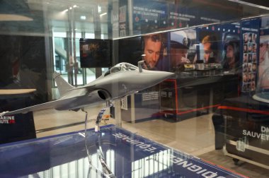 Aussonne, Fransa - 18 Nisan 2024 - Toulouse Uluslararası Fuar Fuarı 'nda sergilenen Fransız Donanması' na ait bir standın içindeki Dassault Rafale savaş uçağının ölçekli modeli