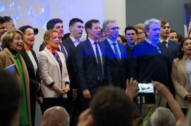 Toulouse, Fransa - 27 Nisan 2024 MEP F-X 'in etrafını sardı. Bellamy, Cumhuriyetçi lider aday C. Imart, C. Gomart, B. Bareges, B. Carayon