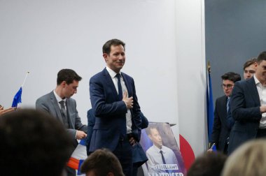 Toulouse, Fransa - 27 Nisan 2024 - Önde gelen aday, MEP Francois-Xavier Bellamy genç Cumhuriyetçi yöneticiler Pierre Laffont, meclis üyesi ve Julien Abbas ile birlikte bir seçim mitinginde
