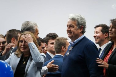 Toulouse, Fransa - 26 Nisan 2024 - Tarn 'daki eski cumhuriyetçi ve Les Rpublicains şubesi başkanı Lavaur Bernard Carayon Belediye Başkanı, muhafazakar aday ve MEP F.-X' in seçim toplantısına katıldı. Bellamy.