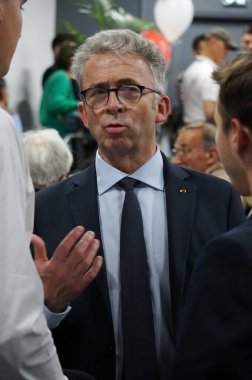 Toulouse, Fransa - 26 Nisan 2024 - Avrupa Parlamentosu için Les Republicans listesinin 3 numaralı adayı olan Fransız Ordusu Generali Christophe Gomart, seçim toplantısı sonrasında parti üyeleriyle görüştü.