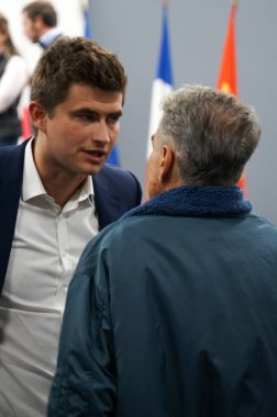 Toulouse, Fransa - 26 Nisan 2024 - Guilhem Carayon, Les Jeunes Cumhuriyetçilerin Başkanı (JLR, Cumhuriyetçi Parti Gençlik Hareketi), Montauban Belediye Başkan Yardımcısı Thierry Deville ile bir konuşma yaptı.