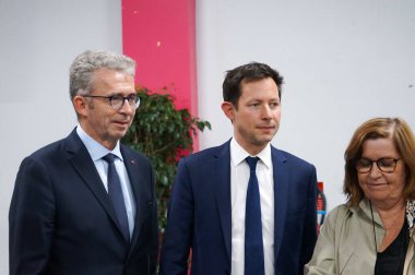 Toulouse, Fransa - 27 Nisan 2024 - MEP Francois-Xavier Bellamy, EPP Fransız heyeti başkanı, aday ordu komutanı General Christophe Gomart ile birlikte Avrupa seçimleri için bir kampanya mitinginde