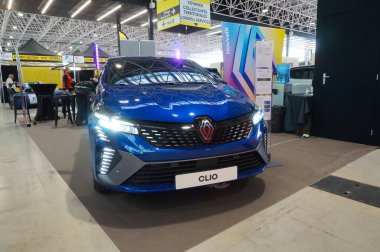 Aussonne, Fransa - 19 Nisan 2024 - Fransız otomobil üreticisi Renault-Nissan tarafından Türkiye 'de üretilen yepyeni bir mavi Clio V, Toulouse Uluslararası Fuarı' ndaki sergi salonunda sergilendi.