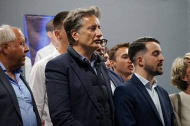 Toulouse, Fransa - 27 Nisan 2024 - Bertrand Serp, Toulouse Mtropole Başkan Yardımcısı ve diğer Cumhuriyetçi parti üyeleriyle birlikte Meclis Üyesi, MEP Franois-Xavier Bellamy 'nin mitinginde