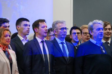Toulouse, Fransa - 26 Nisan 2024 - MEP F-X 'i çevreleme. Bellamy, LR Avrupa seçimlerinde aday olan C. Imart, C. Gomart, belediye başkanı B. Carayon, milletvekili A. Pradi