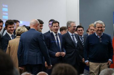Toulouse, Fransa - 26 Nisan 2024 - Parti yöneticileri, en iyi 3 LR adayı F.X. ile yapılan seçim mitinginin sonunda Ulusal Marşı söylemek için sahneye çıktılar. Bellamy, C. Imart ve C. Gomart. 