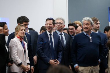 Toulouse, Fransa - 26 Nisan 2024 - Parti yöneticileri, en iyi 3 LR adayı F.X. ile yapılan seçim mitinginin sonunda Ulusal Marşı söylemek için sahneye çıktılar. Bellamy, C. Imart ve C. Gomart. 