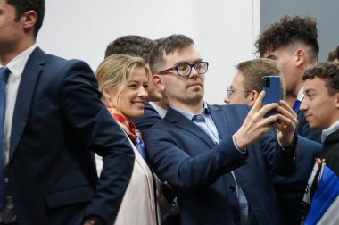 Toulouse, Fransa - 27 Nisan 2024 - Cline Imart, Avrupa Parlamentosu için milletvekili Franois-Xavier Bellamy liderliğindeki Cumhuriyetçi listesinin 2 numarası, seçim mitinginde parti üyeleriyle selfie çekiyor