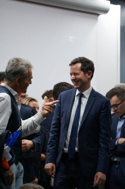 Toulouse, Fransa - 26 Nisan 2024 - Avrupa Parlamentosu üyesi, Les Rpublicains önde gelen aday Franois-Xavier Bellamy, Montauban Belediye Başkan Yardımcısı Thierry Deville ile dostça bir görüşme yaptı.