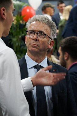 Toulouse, Fransa - 26 Nisan 2024 - Avrupa Parlamentosu için Les Rpublicains listesinde 3 numaralı aday olan Fransız Ordusu Generali Christophe Gomart, seçim toplantısından sonra parti üyeleriyle görüştü.