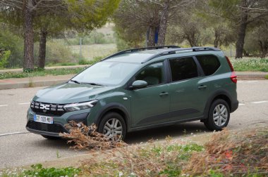La Palme, Fransa - 5 Nisan 2024 - Fransız otomobil üreticisi Renault tarafından Romanya 'da üretilen bir station wagon olan 