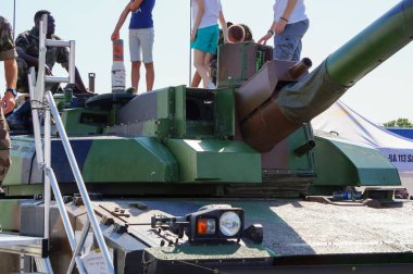 Chlon-en-Champagne - 9 Eylül 2023 Fransız Ordusu 'nun Leclerc Ana Muharebe Tankının (MBT) kulesinde oynayan çocuklar, Chlon Sanayi Fuarı' nda askerlerin gözetiminde halka sergilendi.