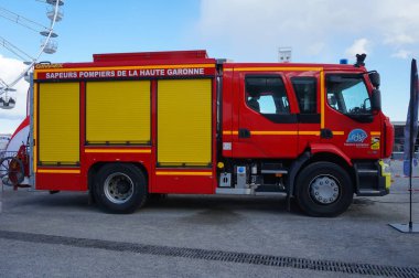 Aussonne, Fransa - 19 Nisan 2024 - Haute-Garonne İtfaiye ve Kurtarma Merkezi 'nden (SDIS 31) ambulans, Toulouse Uluslararası Fuarı' nda halka sergilendi. 