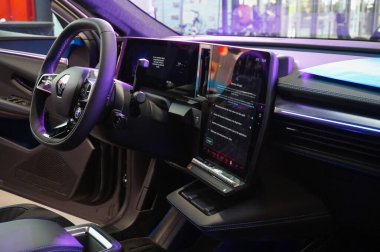 Aussonne, Fransa - 19 Nisan 2024 - İçi tamamen yeni bir Scnic E-Tech 'in mor iç aydınlatmasıyla koyu gri, araba üreticisi Renault tarafından Douai, Fransa' da üretilen% 100 elektrikli bir SUV.