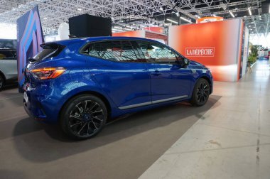 Aussonne, Fransa - 19 Nisan 2024 - Fransız otomobil üreticisi Renault-Nissan tarafından Türkiye 'de üretilen yepyeni bir mavi Clio V, Toulouse Uluslararası Fuarı' ndaki sergi salonunda sergilendi. 