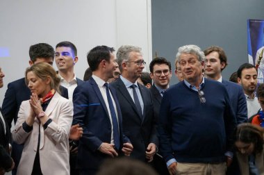 Toulouse, Fransa - 26 Nisan 2024 - Parti yöneticileri, en iyi 3 LR adayı F.X. ile yapılan seçim mitinginin sonunda Ulusal Marşı söylemek için sahneye çıktılar. Bellamy, C. Imart ve C. Gomart.