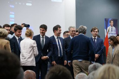 Toulouse, Fransa - 26 Nisan 2024 - Parti yöneticileri, en iyi 3 LR adayı F.X. ile yapılan seçim mitinginin sonunda Ulusal Marşı söylemek için sahneye çıktılar. Bellamy, C. Imart ve C. Gomart.