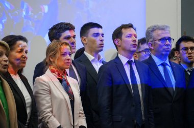 Toulouse, Fransa - 26 Nisan 2024 - Les Rpublicains 'i çevreleyen parti yöneticileri 3 büyük aday, MEP Franois-Xavier Bellamy, çiftçi Cline Imart, General Christophe Gomart, bir seçim mitinginde