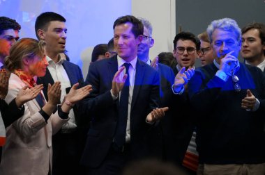 Toulouse, Fransa - 26 Nisan 2024 - MEP F-X 'i çevreleme. Bellamy, Cumhuriyetçi lider aday Avrupa seçimleri adayı C. Imart, belediye başkanı B. Carayon ve diğer yöneticiler.