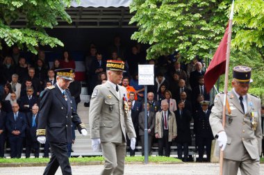 Toulouse, Fransa - 8 Mayıs 2024 - Bayrak sahibi, emir subayı General Frdric Danigo ve Vali Pierre-Andr Durand öncülüğünde Zafer Günü için Savaş Anıtı 'na geldiler.