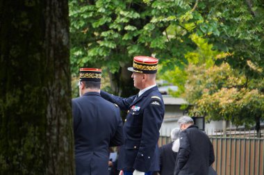 Toulouse, Fransa - 8 Mayıs 2024 - Occitanie Jandarma Bölgesi (Fransız askeri polisi) komutanı Tümgeneral Charles Bourillon, bir tuğgeneral (Arnaud Girault? Zafer Günü 'nde.