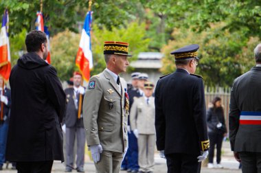 Toulouse, Fransa - 8 Mayıs 2024 - Sivil ve askeri makamları temsilen, bölge meclis üyesi M. Sztulman, General F. Danigo, Prefect P.A Durand, Belediye Başkanı J.L. Moudenc, Zafer Günü 'nde