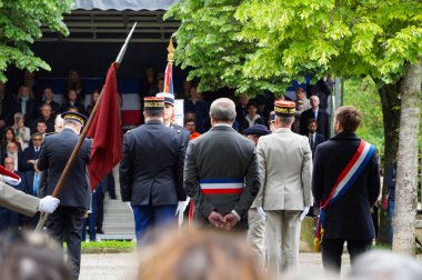 Toulouse, Fransa - 8 Mayıs 2024 - Sivil ve askeri yetkililer Zafer Günü töreninde sivillere ve askerlere fahri madalya verdiler; üç renkli kuşak takan yetkililer seçildi